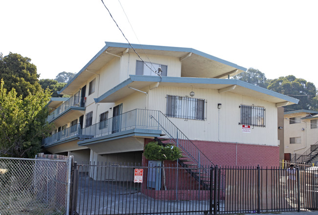 7900 Ney Ave in Oakland, CA - Foto de edificio - Building Photo