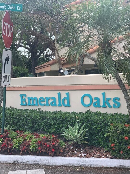 3400 Emerald Oaks Dr in Hollywood, FL - Building Photo