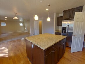 2073 Onyx Alley in Eugene, OR - Building Photo - Building Photo