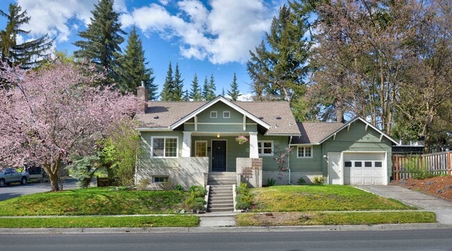property at 902 E 6th St