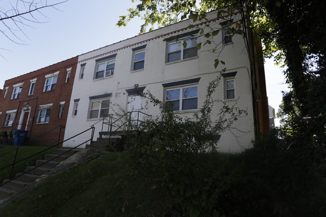 5025 Hanna Pl SE in Washington, DC - Foto de edificio - Building Photo