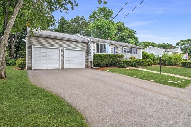 27 Smith Rd in Randolph, MA - Building Photo - Building Photo