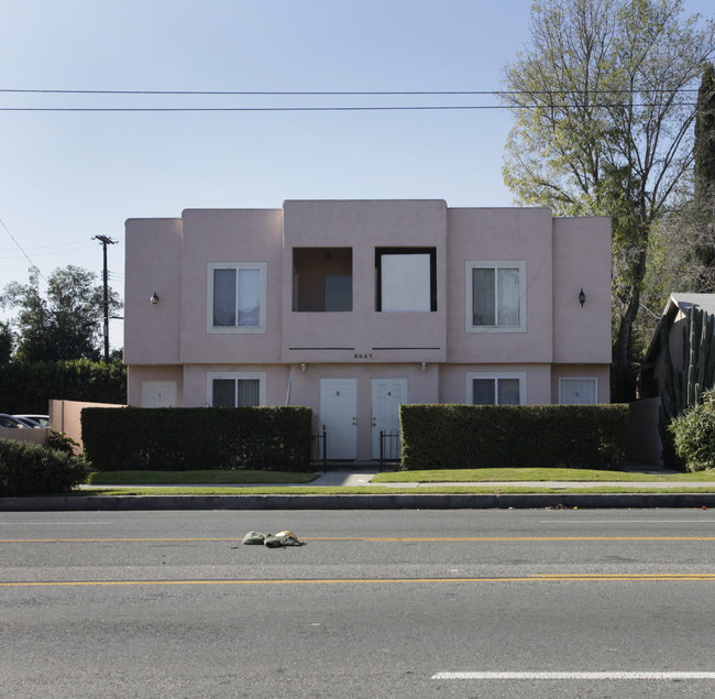 6047 Woodman Ave in Van Nuys, CA - Foto de edificio - Building Photo