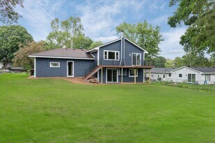 4835 Drake St in Maple Plain, MN - Building Photo
