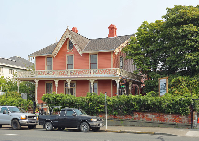 Wentworth Villa in Victoria, BC - Building Photo - Building Photo