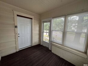 2327 N Atlantic Ave in Peoria, IL - Foto de edificio - Building Photo