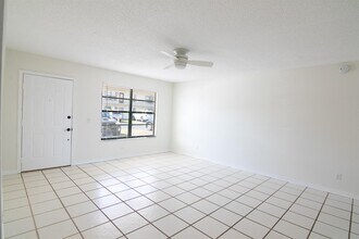5925 Longbow Ln, Unit 3 in West Palm Beach, FL - Foto de edificio - Building Photo
