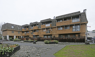 Twin Court in Vancouver, BC - Building Photo - Building Photo