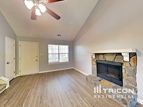 536 Woodstone Rd in Lithonia, GA - Foto de edificio - Building Photo