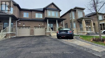 19 Chouinard Wy in Aurora, ON - Building Photo