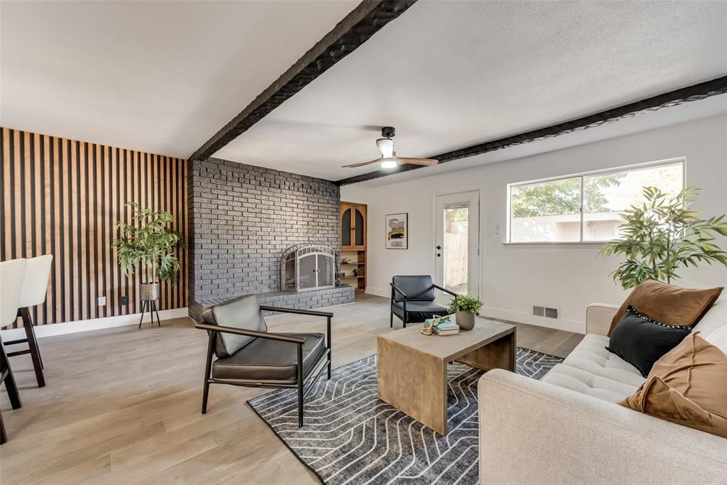 15827 El Estado Dr in Dallas, TX - Building Photo