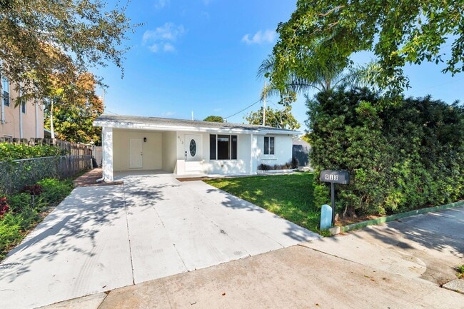913 Avon Rd in West Palm Beach, FL - Building Photo - Building Photo