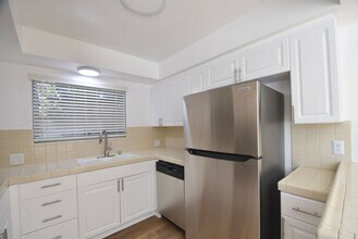 14706 Dickens St in Los Angeles, CA - Foto de edificio - Building Photo