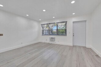 110 Dorchester E in West Palm Beach, FL - Building Photo - Building Photo