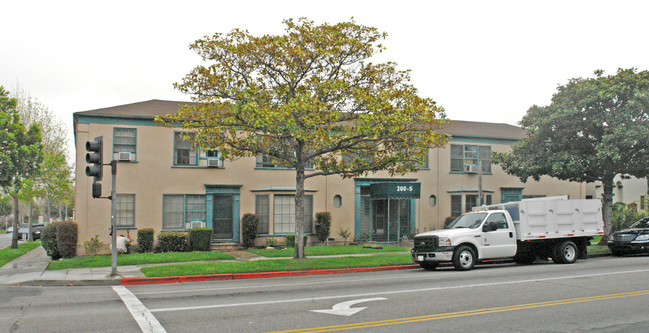 200 S Doheny Dr in Beverly Hills, CA - Building Photo - Building Photo