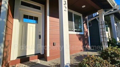 1032 Magnuson Way in Bremerton, WA - Building Photo - Building Photo
