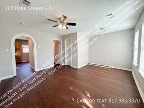 203 Park St in Cleburne, TX - Foto de edificio - Building Photo