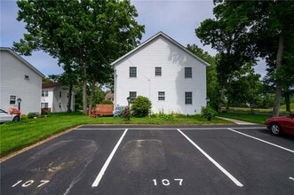 107 Forestwood Dr, Unit 107 Forestwood Dr in North Providence, RI - Foto de edificio - Building Photo
