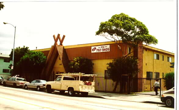 6110 West Blvd in Los Angeles, CA - Building Photo