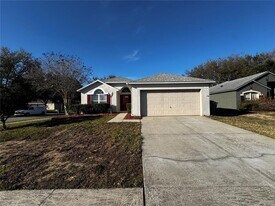 1043 Vanderbilt Dr in Eustis, FL - Building Photo