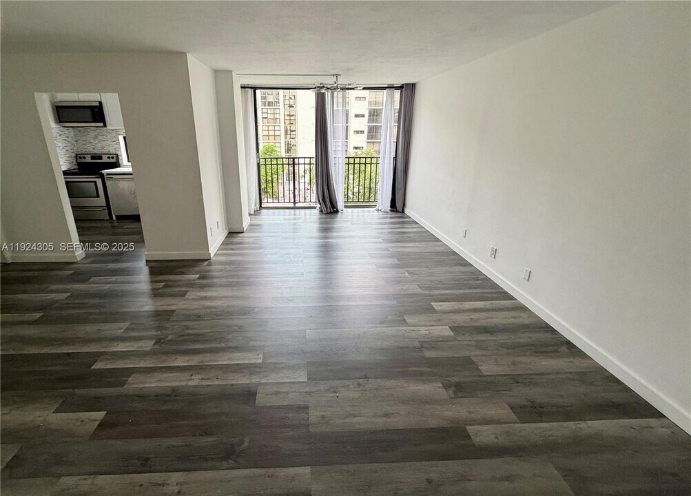 16909 N Bay Rd in Sunny Isles Beach, FL - Foto de edificio