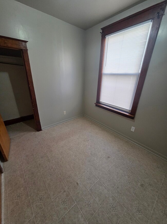 3917 Fir St, Unit 2F in East Chicago, IN - Foto de edificio - Building Photo