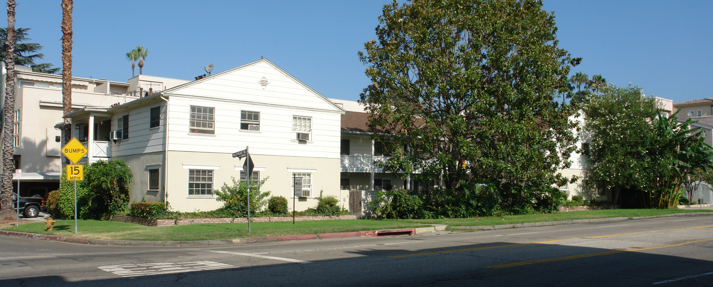 4265 Coldwater Canyon Ave in North Hollywood, CA - Building Photo