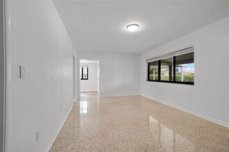 168 SE 9th Ct in Hialeah, FL - Building Photo - Building Photo