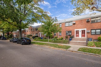 Clearview Gardens in Whitestone, NY - Building Photo - Building Photo