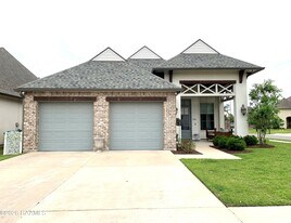 200 Cypress View Dr in Youngsville, LA - Building Photo