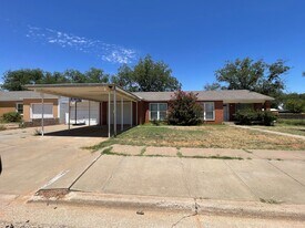 1002 N 17th St in Lamesa, TX - Building Photo