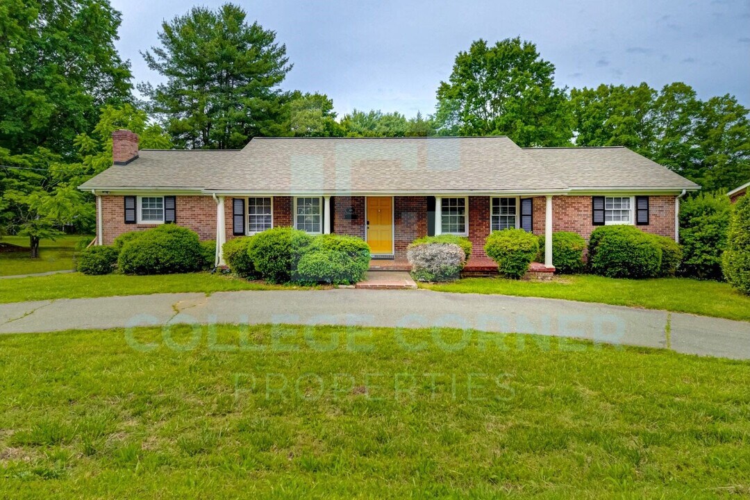 810 Polo Rd in Winston-Salem, NC - Building Photo