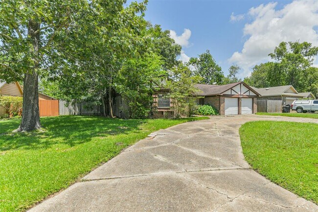 639 N Starboard St in Crosby, TX - Foto de edificio - Building Photo