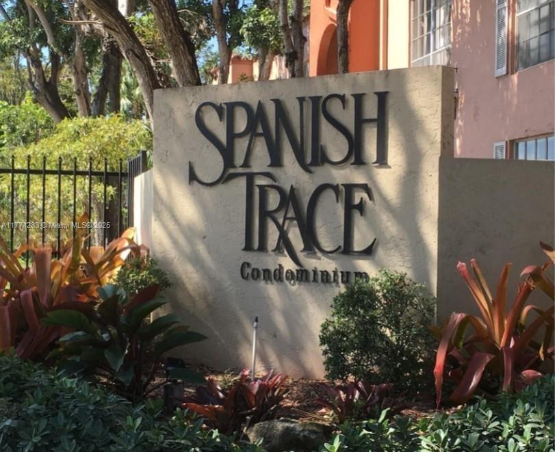 10818 N Kendall Dr in Miami, FL - Building Photo