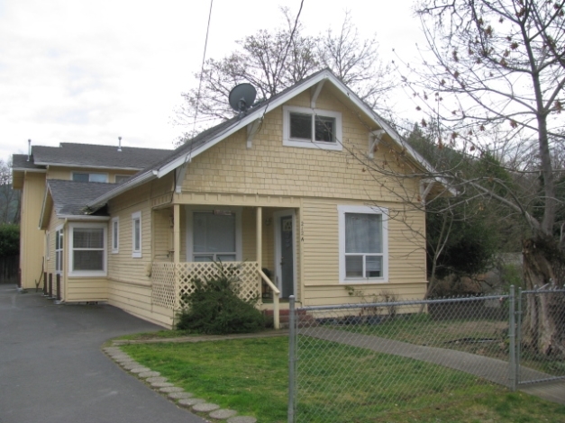 212 Cedar St in Rogue River, OR - Building Photo