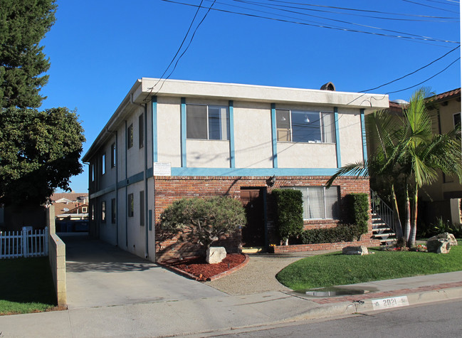 2021 Dufour Ave in Redondo Beach, CA - Foto de edificio - Building Photo