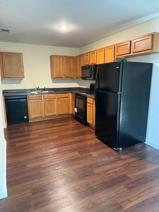 32 Amber Dr in Port Wentworth, GA - Building Photo - Building Photo