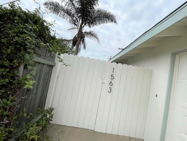 1563 Santa Barbara St in Ventura, CA - Building Photo - Building Photo