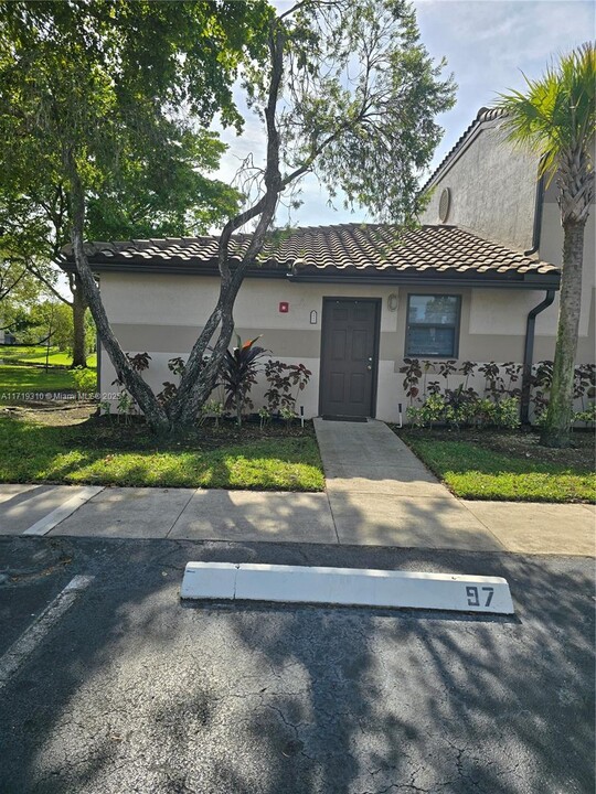 9942 Nob Hill Ln, Unit 9942 in Sunrise, FL - Foto de edificio