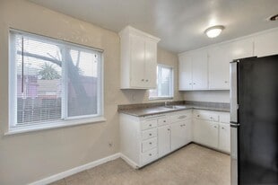 7448 Lockwood St in Oakland, CA - Building Photo