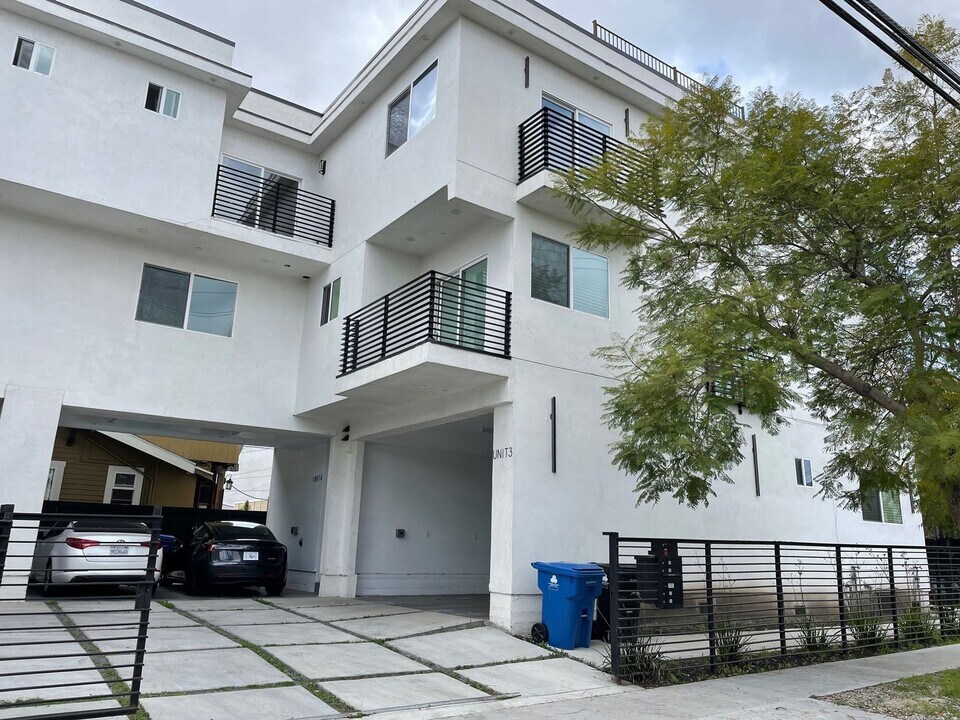 341 N Kenmore Ave in Los Angeles, CA - Building Photo