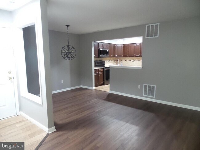 22 Neville Ct in Washington Township, NJ - Foto de edificio - Building Photo
