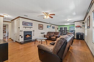 120 Live Oak Ln in Terrell, TX - Building Photo