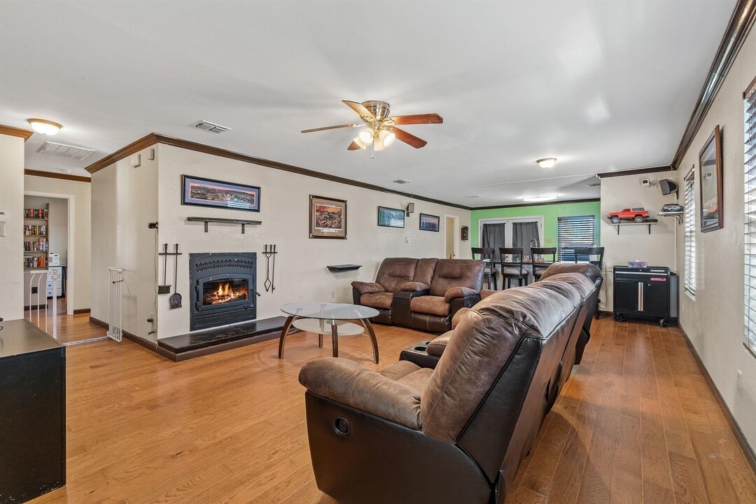 120 Live Oak Ln in Terrell, TX - Building Photo