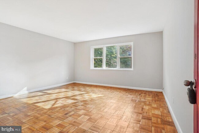 6188 Greenwood Dr-Unit -101 in Falls Church, VA - Building Photo - Building Photo