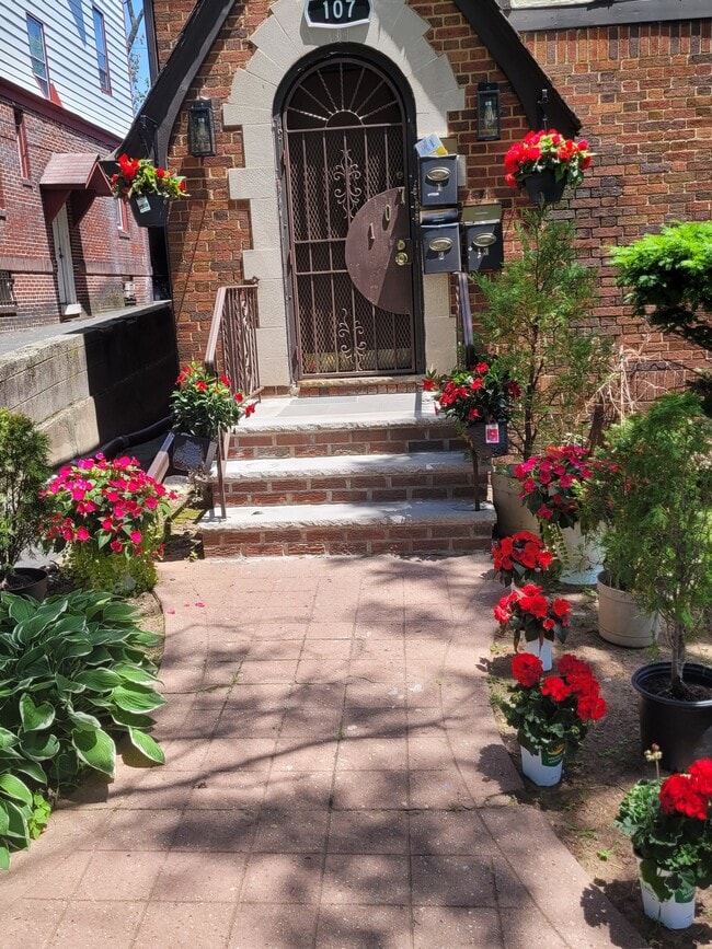 1 Vassar Ave, Unit Room2