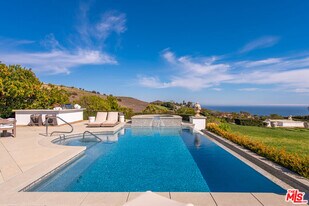 6201 Murphy Way in Malibu, CA - Building Photo