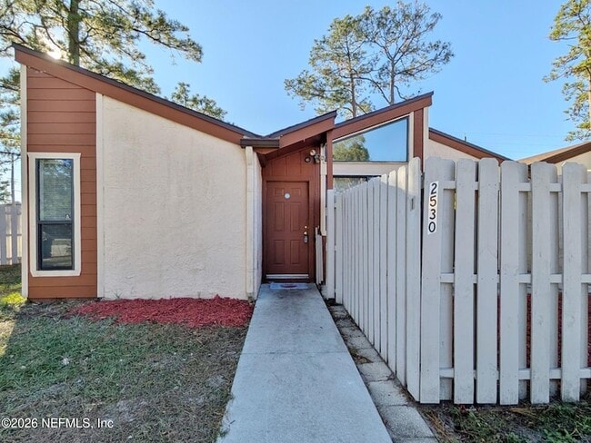 2530 Whispering Woods Blvd in Jacksonville, FL - Foto de edificio - Building Photo