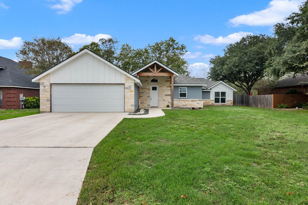 230 Club View W in Seguin, TX - Building Photo