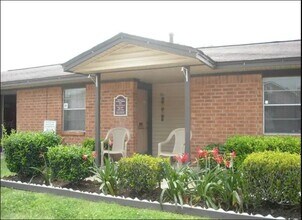 516 Laredo St in Navasota, TX - Building Photo - Building Photo